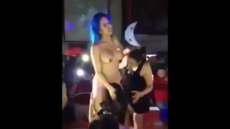 なぜかストリップのまな板ショーで女ばかり？？