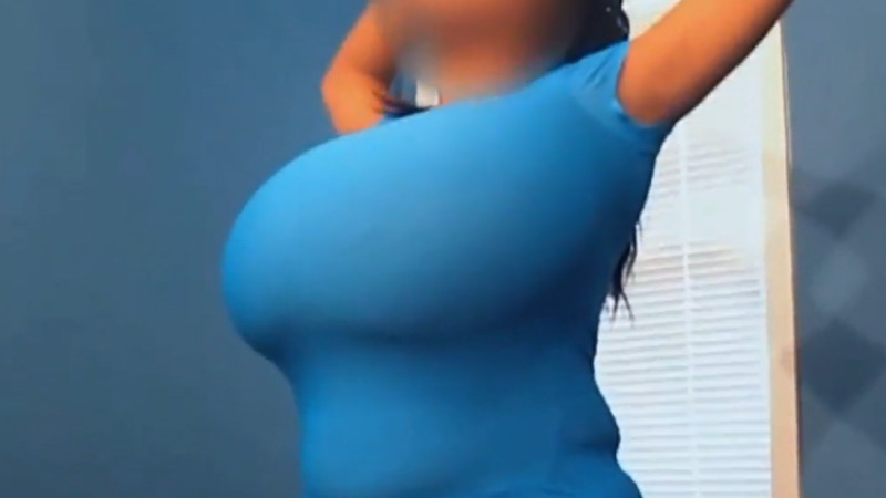 顔にはモザイクがかかってるけど信じられないレベルの爆乳を見てみたい方はコチラ！！