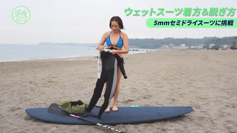 ヌードは見えないがウェットスーツの着方と脱ぎ方を教えてくれるお姉さんが最高すぎるｗｗｗ