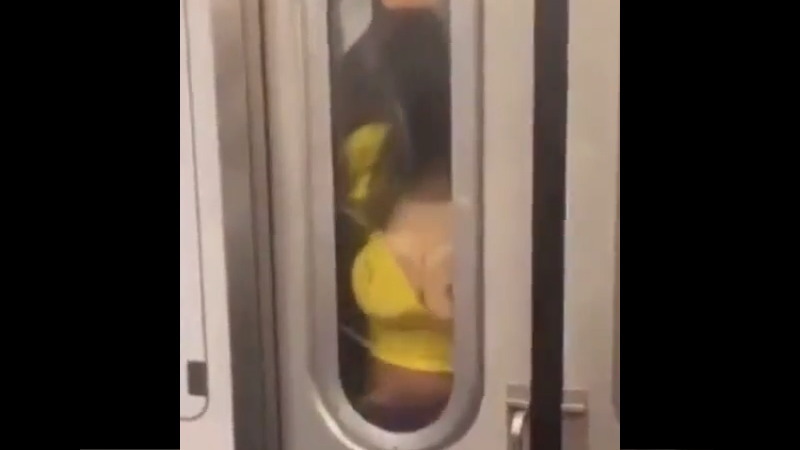 ニューヨークの地下鉄の連結部分でセックスするカップルが撮影されたｗｗｗ