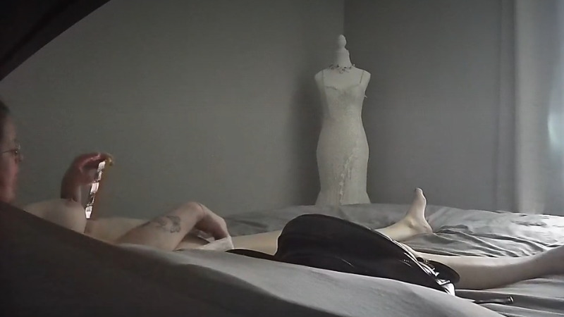 ベッドの上でオナニーをしている熟女を盗撮したから見てやってｗｗｗ