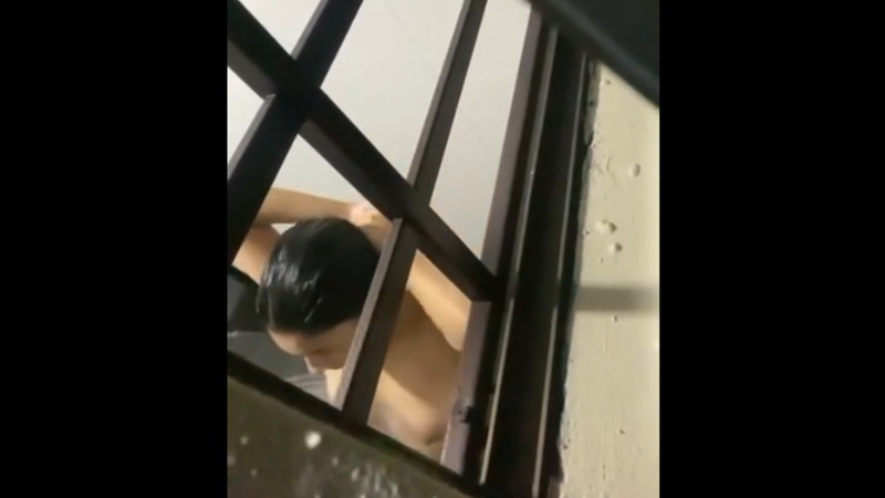 シャワーを浴びている女性を気付かれないように上から撮影したｗｗｗ