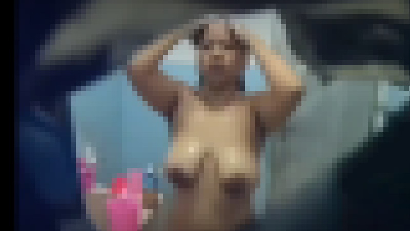 可愛くないしおっぱい垂れているけど巨乳の女がシャワー入っているけど見てみる？？