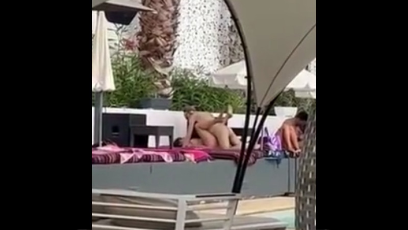 人がいるプールサイドでパコパコとセックスしているカップルが居たｗｗｗ
