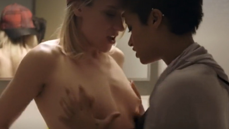 トイレでレズビアンが激しく求めあっている映画「サブミッション」