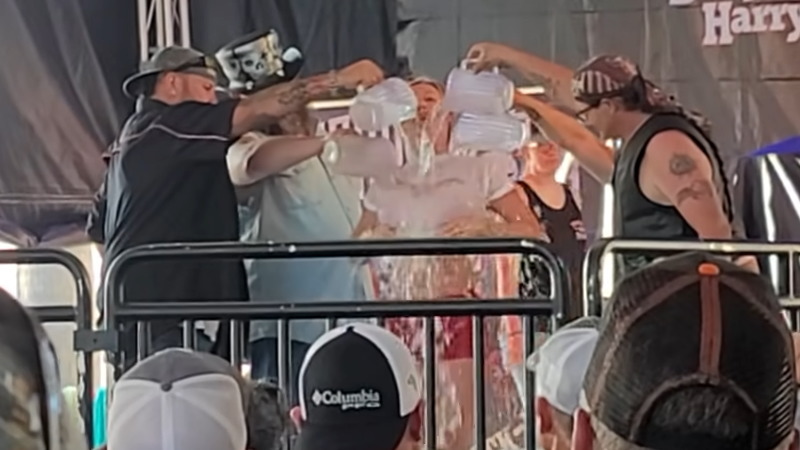 ステージの上でTシャツの女性に水をかけまくってるから見えるよね？