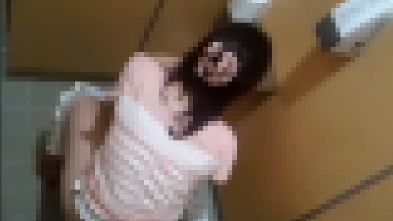 女性の個室であるトイレを上から撮影した・・・映像。