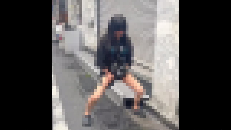 【GIF】 日本のまんさんが路上で潮●き、勢いが凄すぎると話題にｗｗｗ