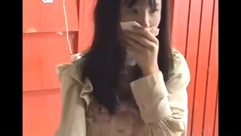 【閲覧注意】10代美少女、お金の為ならこんなエ○い事できてしまう…ヤバすぎだろ…（動画あり）