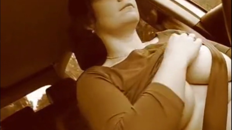 爆乳熟女が車を運転しながら巨乳を出していきます！！
