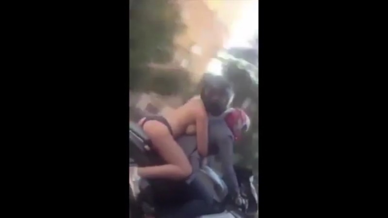 バイクの後ろでパンティ一枚で乗っている女性に興奮するｗｗｗ