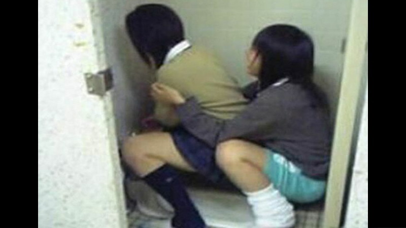 【衝撃映像】 女子高生、トイレで別の女子にイカされてしまうｗｗｗｗｗｗｗｗ