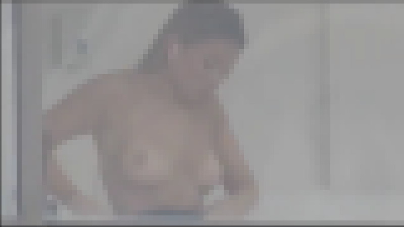 窓ガラス越しにおっぱい丸出しで着替えている女を撮影しましたｗｗｗ