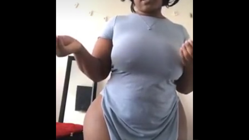 ぽっちゃり爆乳系黒人女性がぴったりした服でライブ配信中！！