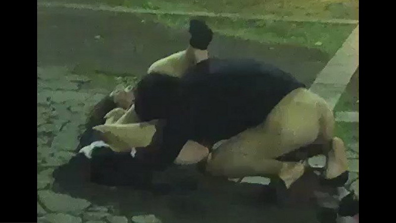日本の路上で酔っ払った女がレ●プされてる動画、これはヤバすぎる