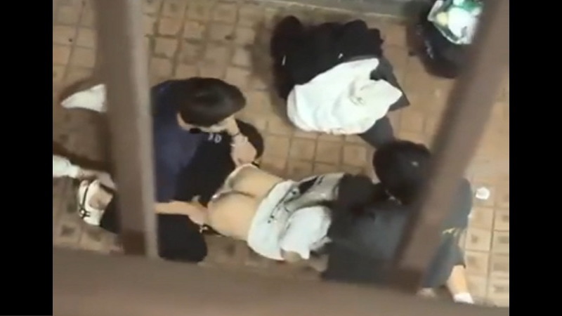 【ガチ動画】大学の屋上でレ●プされてる女子大生が発見される…これはヤバい