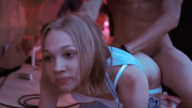 ナイトクラブでセックスする映画のワンシーンがコチラｗｗｗ