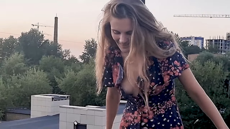 ロシアの熟女の胸元がぱっくり開いててもう少しですｗｗｗ