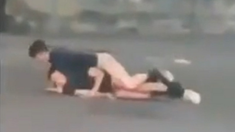 【動画】 街中で寝た泥酔女子、レ●プされてる事に気付き目が覚めるも、そのままピストンされ続ける…