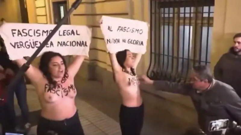 【動画】 トップレスで抗議する女性のお●ぱいを果敢に触りに行くおじさんの魅力