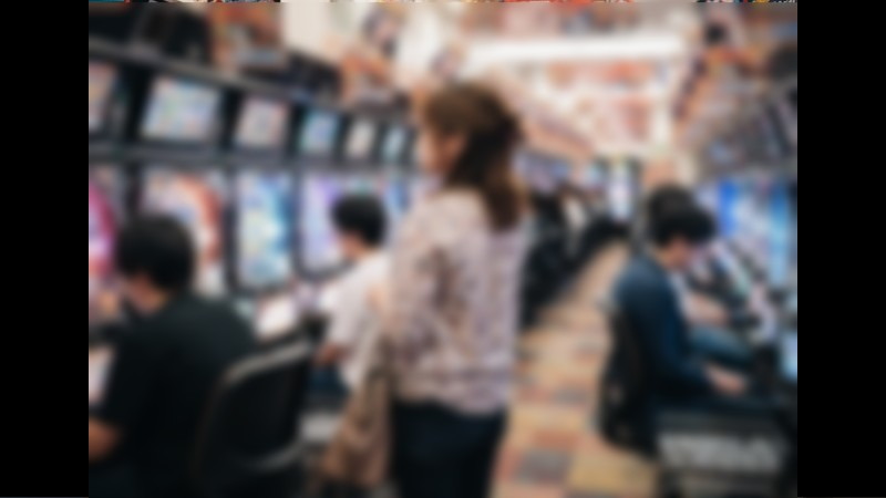 【トイレフ●ラ】 パチ●コで大勝ちしたから隣で負けてる人妻を助けてみたｗｗｗｗ個人撮影