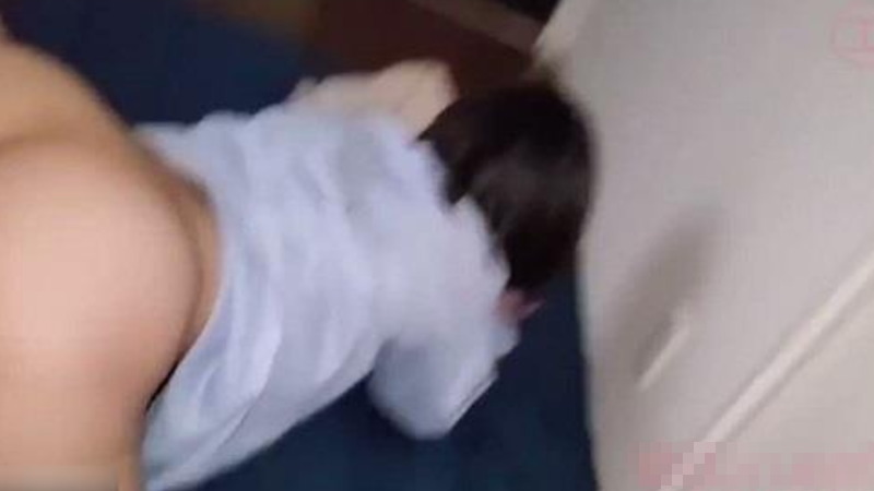 【個人撮影】 『ママ~?』『ダメ!開けないで…アンアンッ』隣の部屋に子供がいるのに他人チ●ポに突かれるお母さん